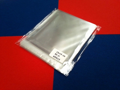 699613 - Bags with adhesive strip.